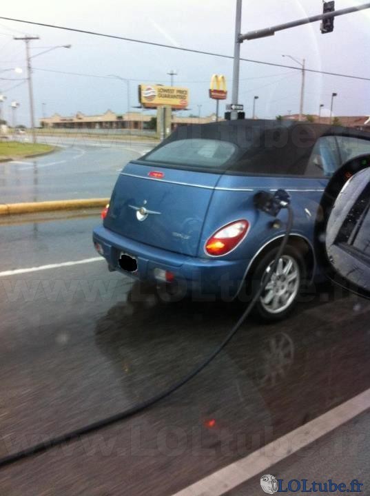 Il a oublié de retirer la pompe de la voiture