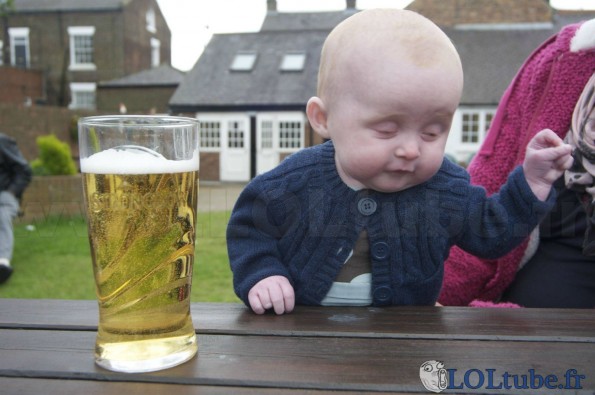Un bébé devant une bière