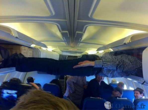 Dormir dans un avion d'une drôle de façon