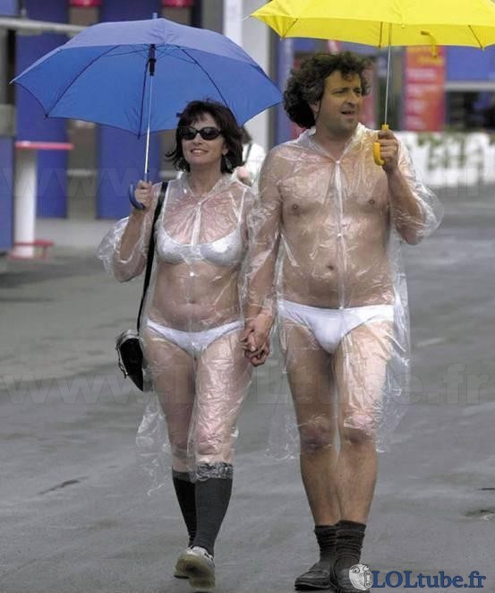 Se protéger de la pluie en sous vêtements