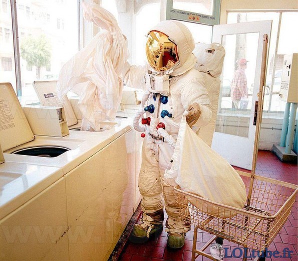 Un astronaute qui fait sa lessive