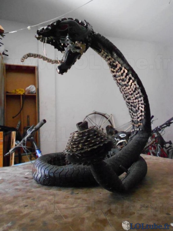 Un serpent avec des morceaux de vélos