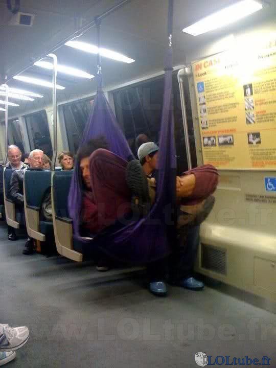 Hamac dans le métro
