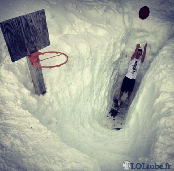 Jouer au basket sous la neige