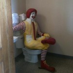 Même Ronald va aux toilettes