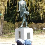 Sous la jupe d'une statue