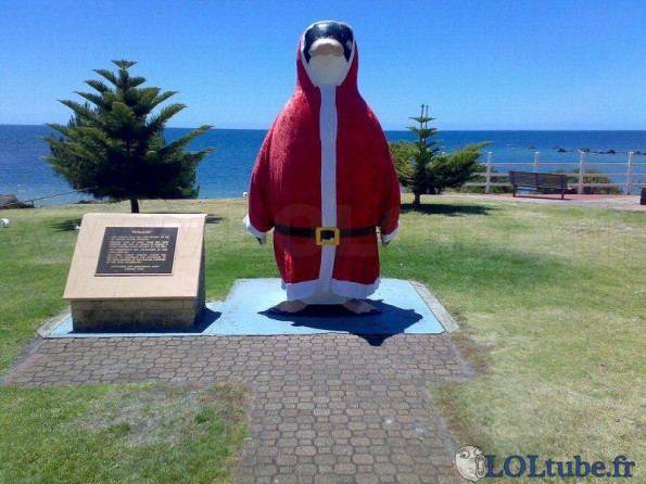 Statue de pinguin père noel ?