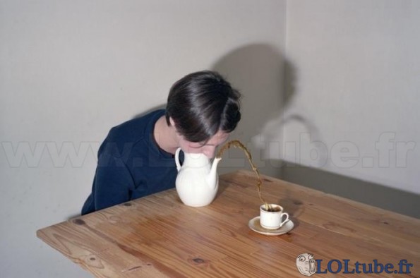 Comment servir du thé sans les mains