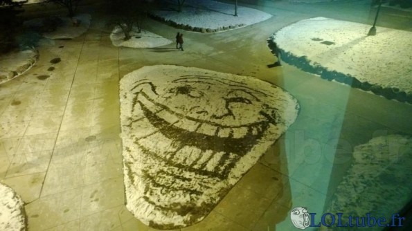 Troll face dans la neige