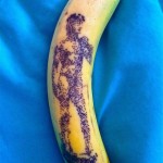 Une statue sur une banane