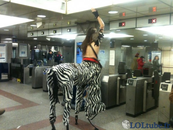 Un centaure prend le métro
