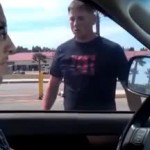 Un type s'énerve contre une voiture