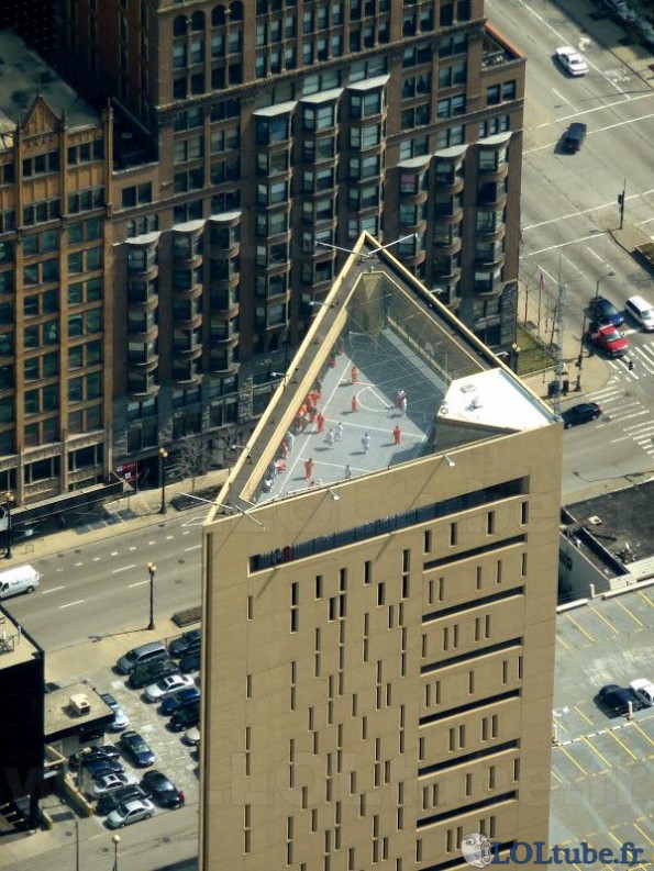 Du foot sur le toit d'un immeuble