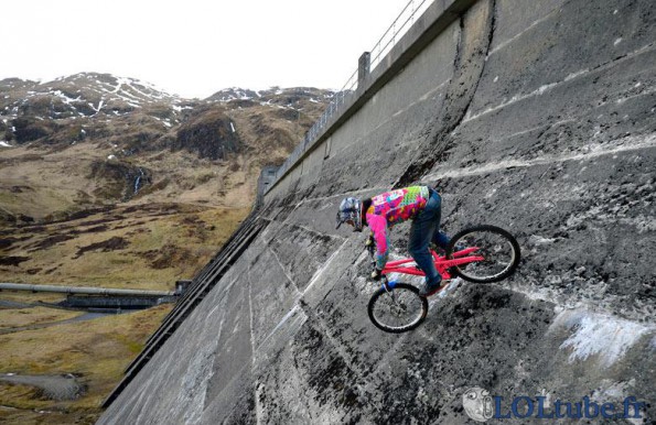Du vélo sur un barrage