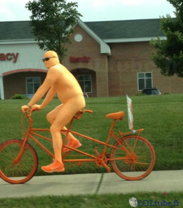Un bonhomme orange en vélo