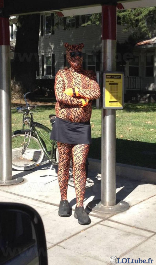 Un homme léopard attend son bus