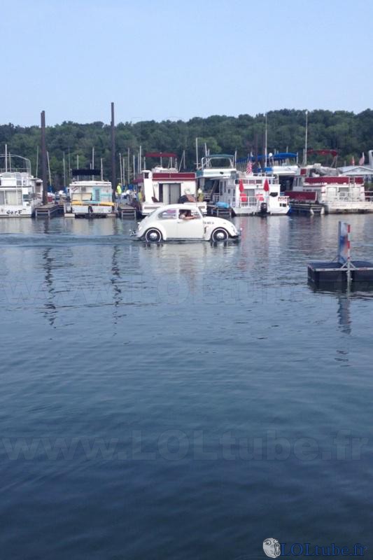 Voiture qui roule sur l'eau