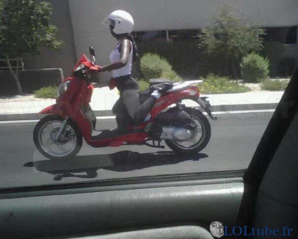 Posture étrange sur un scooter