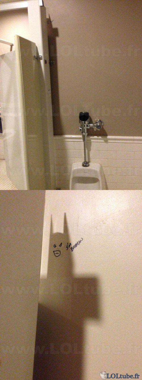 Batman dans les toilettes