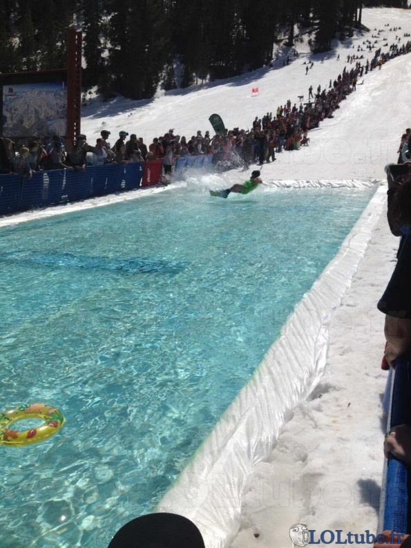 Snowboard et piscine