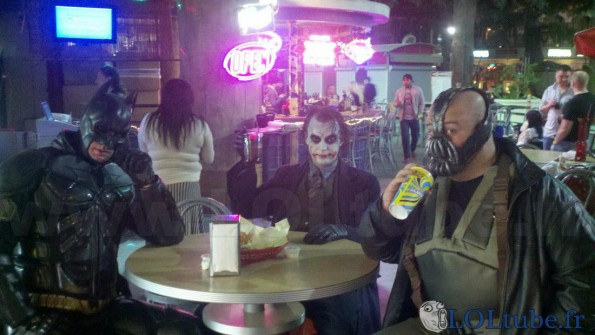 Batman Joker et Bane prennent un verre