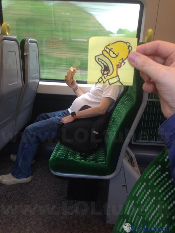 Homer mange un sandwich
