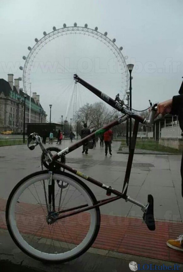Il a remplacé sa roue de vélo, incroyable
