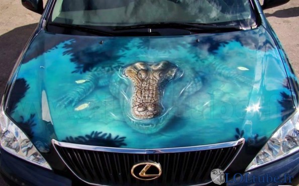 Un crocodile sur une voiture