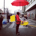 Un vendeur ambulant protégé de la pluie