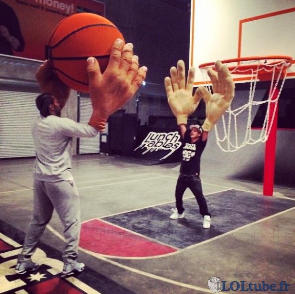Basket et mains géantes