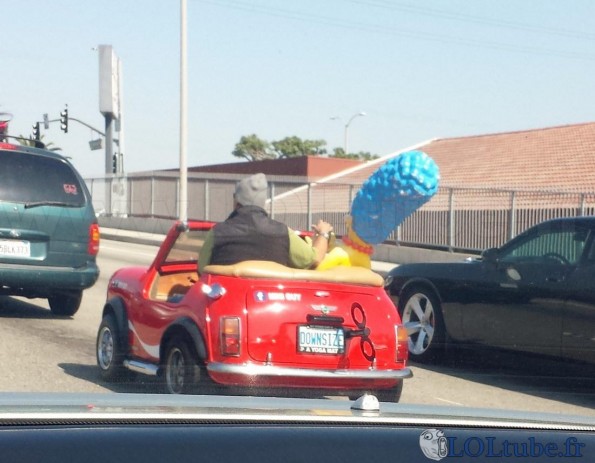 Un mec avec marge en voiture